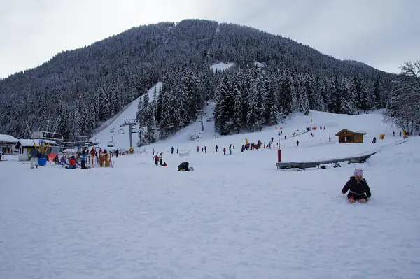Front de neige de La Thuile au pied du versant boisé des pistes (27 décembre 2013)