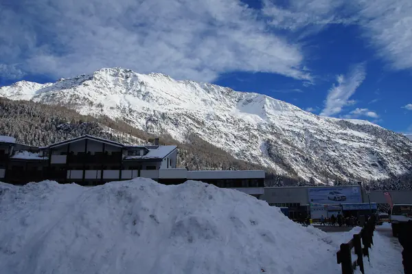 Sommet enneigé dominant le village de La Thuile (27 décembre 2013)