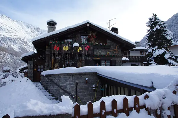 Chalet en pierre et bois enneigé au village de La Thuile (27 décembre 2013)