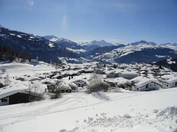 Village de Falera enneigé et vallée du Rhin antérieur, janvier