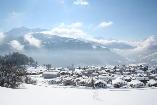 Falera sous la neige, vue sur la vallée, février