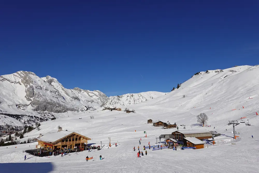 Front de neige de La Côte (Chinaillon) avec restaurants et télésiège, février 2020