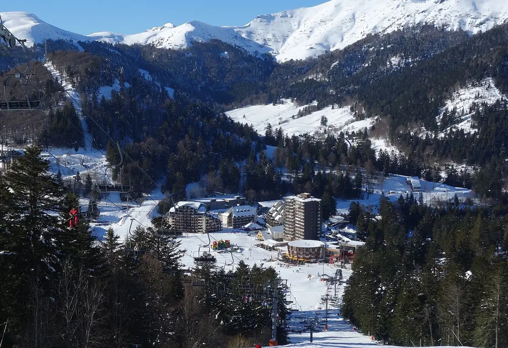 Vue générale de la station du Lioran enneigée, février 2014