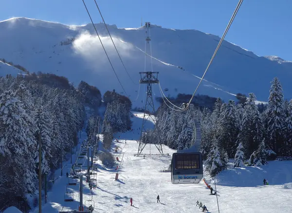 Téléphérique du Plomb du Cantal au-dessus des pistes du Lioran, février 2014