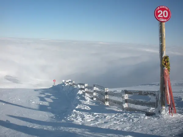 Balise de la piste rouge du Cantal près du sommet du Plomb du Cantal (1 855 m), mer de nuages, février 2012