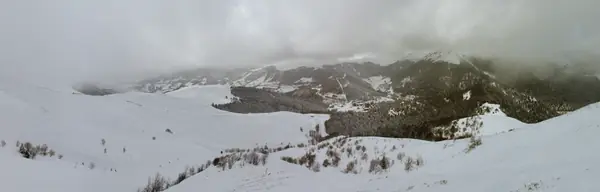 Panorama de la station du Lioran depuis la piste de l'Aiguillon, février 2015 (format très allongé)