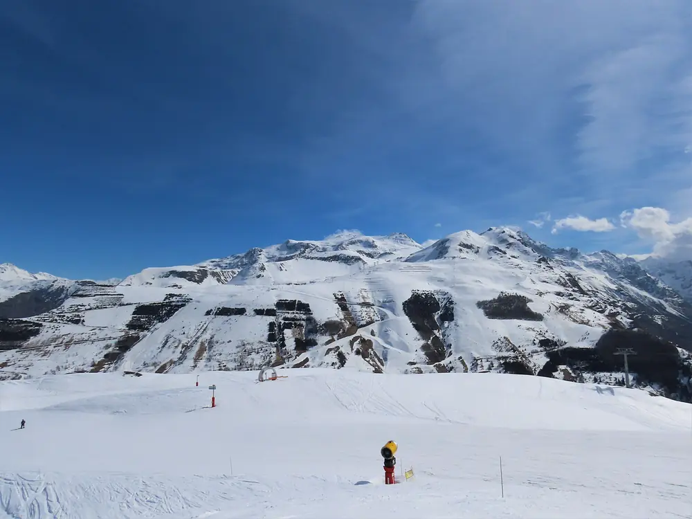 Le domaine skiable des 2 Alpes vu depuis le Mais, pistes et remontées sous la neige