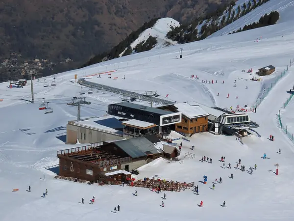Le restaurant La Patache, le télémixte de la Belle Étoile et le télésiège Village, secteur Belle Étoile