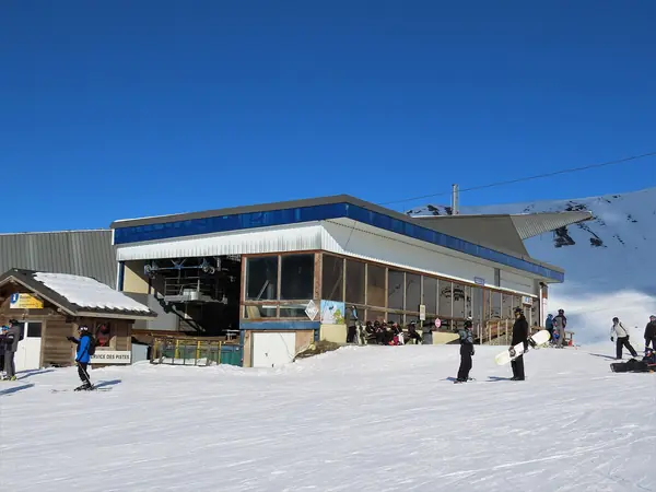 La gare du téléphérique du Jandri à la Séa, skieurs sur la neige