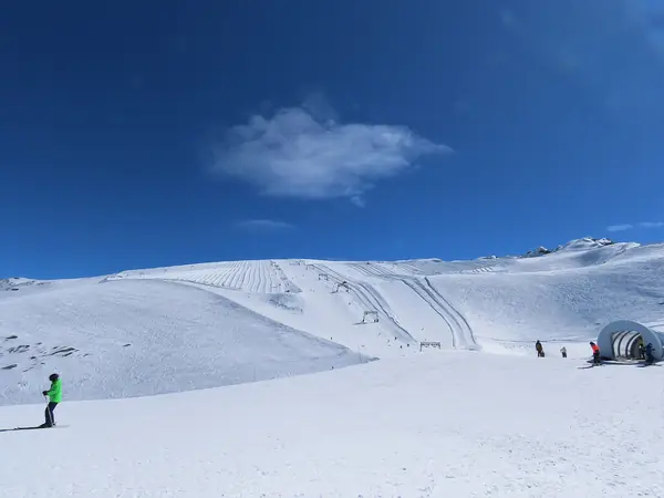 Le glacier de Mont-de-Lans damé, vu depuis le col du Jandri, domaine d'altitude