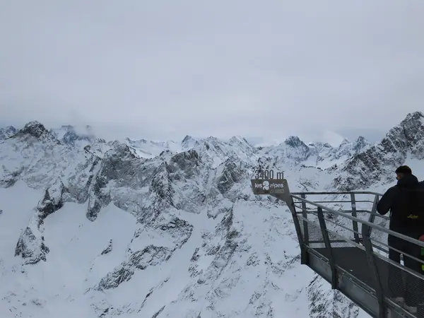 La passerelle du Belvédère des Écrins à 3 400 m, face aux sommets des Écrins
