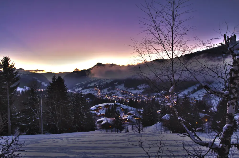 Le village des Gets enneigé au crépuscule, lumières allumées, janvier 2013
