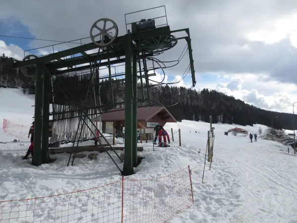 Gare de téléski au bas d'une piste, Station des Rousses, mars 2013
