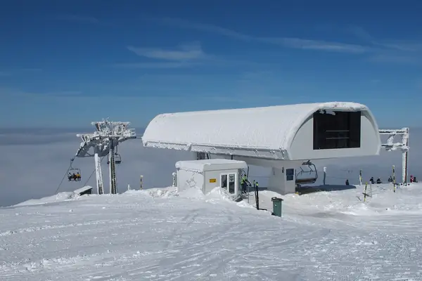 Gare d'arrivée du télésiège de La Dôle (1 678 m) au-dessus de la mer de nuages, février 2015