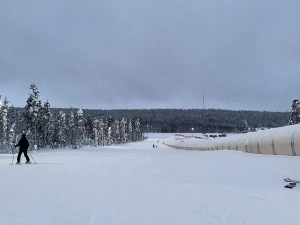 Piste du versant sud (South Slopes) de Levi, avec le tunnel du tapis roulant (janvier 2023)