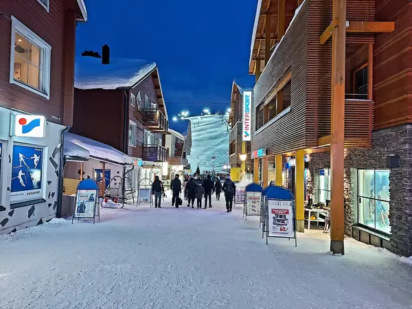 Promenade du centre de Levi avec vue sur les Front Slopes (mars 2023)