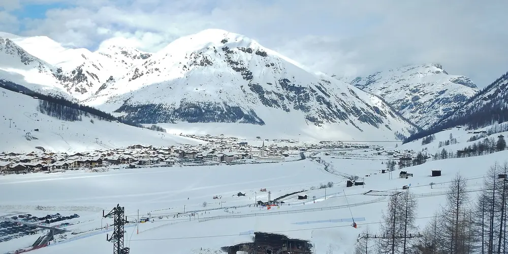 Le village de Livigno et la vallée sous la neige, vus depuis le domaine du Mottolino