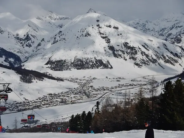 Livigno et les télécabines, vus depuis une piste du Mottolino