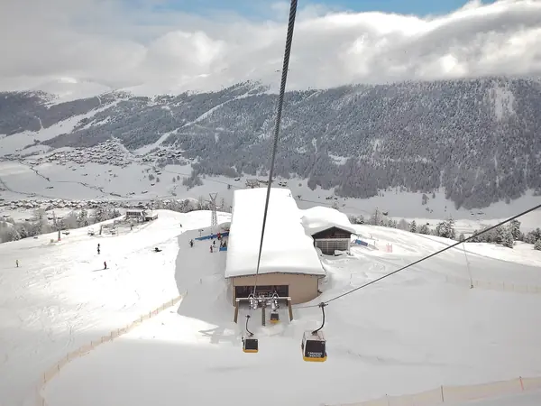Gare de télécabine du Carosello 3000 et pistes enneigées au-dessus de Livigno