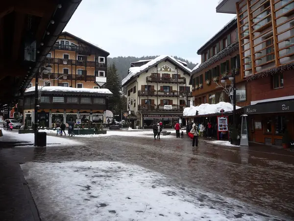 La piazza Righi, au centre de Madonna di Campiglio, en hiver