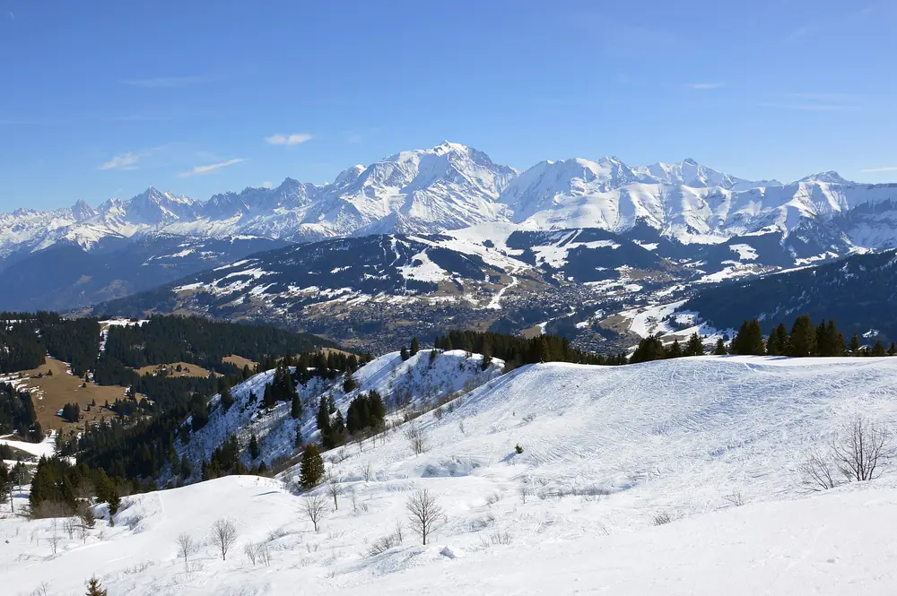 Megève et le massif du Mont-Blanc vus du sommet du Christomet (secteur du Jaillet), pistes enneigées, mars 2025