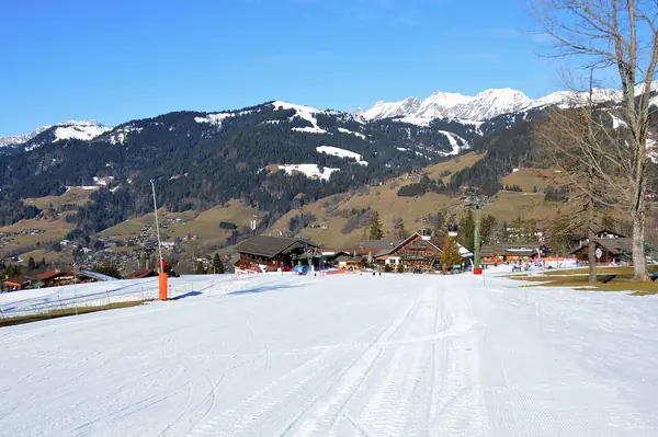 Piste damée et front de neige du Mont d'Arbois à Megève, mars 2025