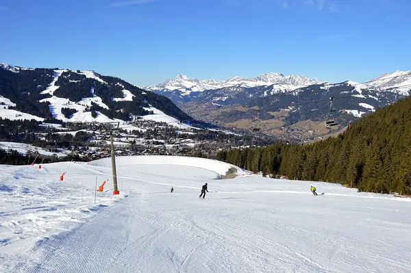 Piste des Mandarines (Mont d'Arbois) avec Rochebrune et les Aravis au fond, mars 2025