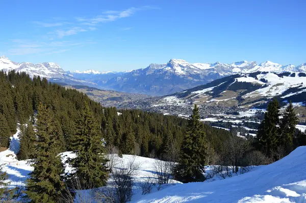 Vue sur Megève et le val d'Arly depuis le dessous de L'Alpette (Rochebrune), mars 2025