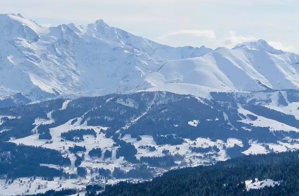 Le Mont d'Arbois enneigé et les pistes du versant ouest de Megève, février 2017