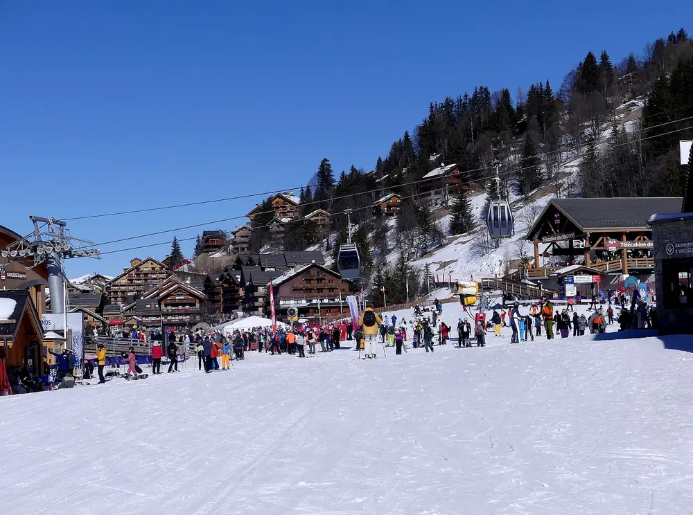 Front de neige de Méribel Centre (La Chaudanne) et départs des remontées, février 2025