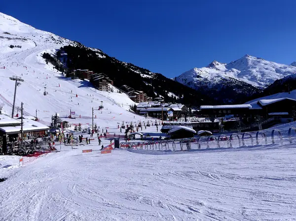Front de neige et centre de Méribel-Mottaret, Mont du Vallon au fond, février 2025