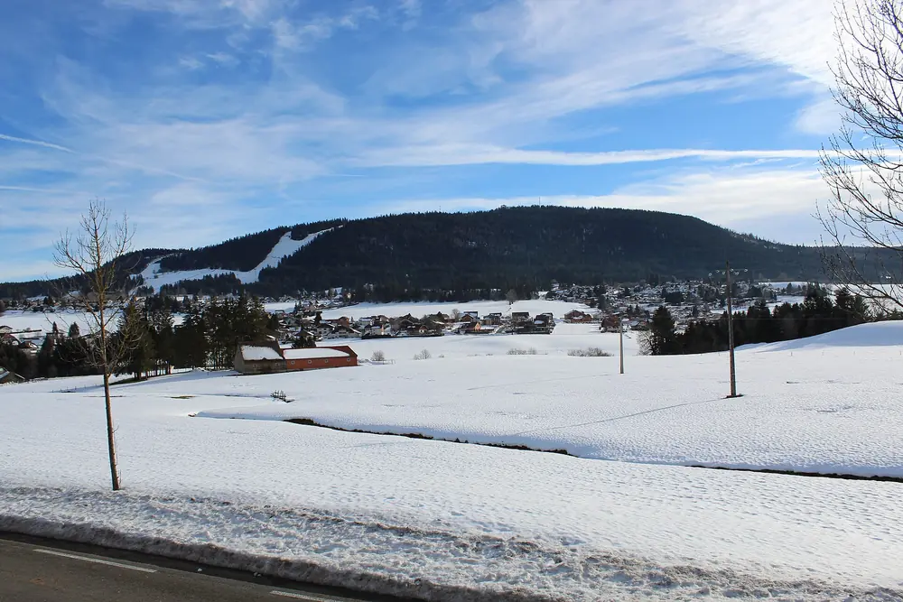 Panorama enneigé sur le village de Métabief et le domaine skiable du Morond, depuis Saint-Antoine (31 décembre 2017)