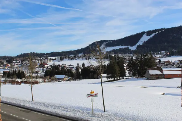 Les pistes du Morond au-dessus de Métabief, champs enneigés au premier plan (31 décembre 2017)