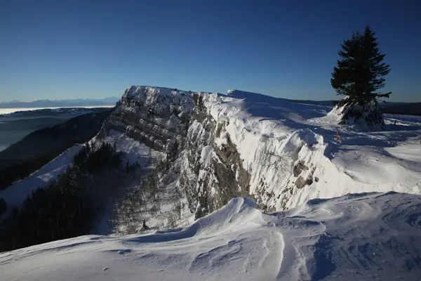 La falaise du Mont d'Or en hiver, sommet du massif de la station (février 2015)