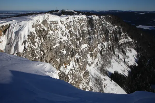 La falaise du Mont d'Or enneigée (février 2015)