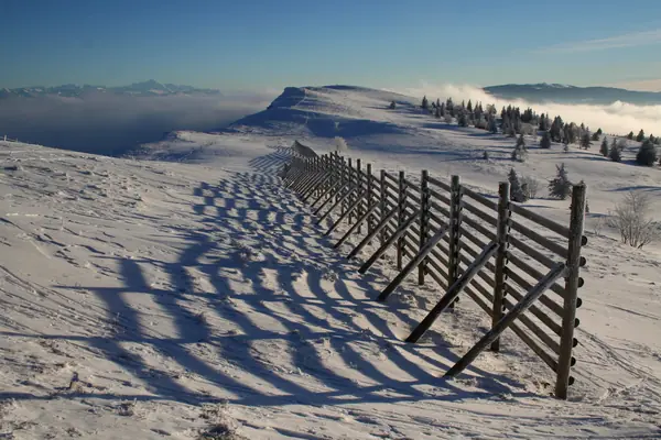Pare-neige sur la crête enneigée du Mont d'Or, vue vers les Alpes (janvier 2008)