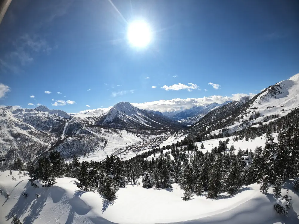 Vue d'hiver depuis les pistes de Montgenèvre sur la vallée et les sommets (photo publiée par la station), janvier 2021