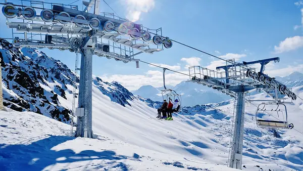 Télésiège de la Crête à Montgenèvre, skieurs et pistes enneigées (photo publiée par la station), janvier 2019