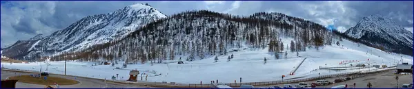 Panorama d'hiver du front de neige et des pistes de Montgenèvre (Panoramio)