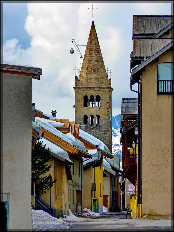 Rue du centre de Montgenèvre et clocher de l'église sous la neige (Panoramio)