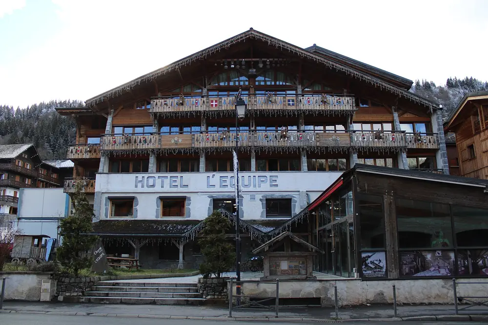 Grand chalet de l'hôtel L'Équipe, avenue de Joux-Plane, au pied du Pleney, 23 févr. 2024 (peu de neige au sol)