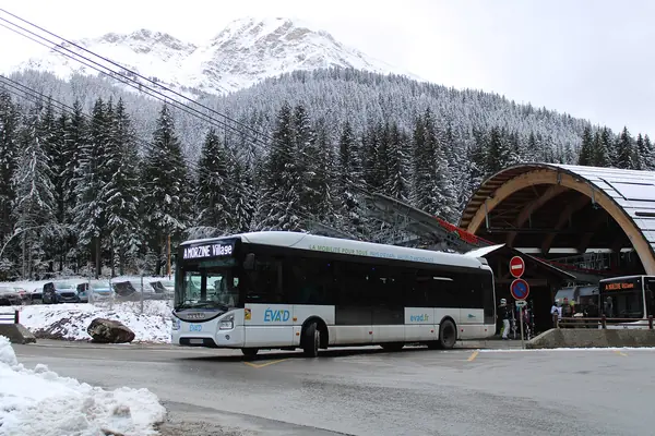 Gare du téléphérique des Prodains (vers Avoriaz) et forêt enneigée, avec un bus de ligne au premier plan, 23 févr. 2024
