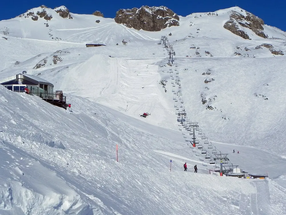 Station Höfatsblick de la Nebelhornbahn et télésiège vers le sommet du Nebelhorn, janvier 2012