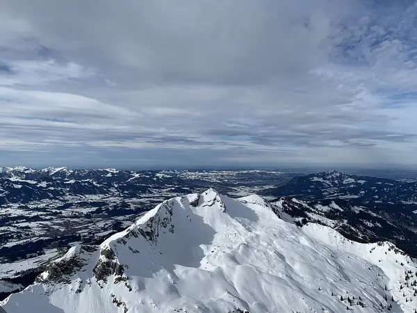 Vue depuis le Nebelhorn vers le nord, sommets enneigés, mars 2019