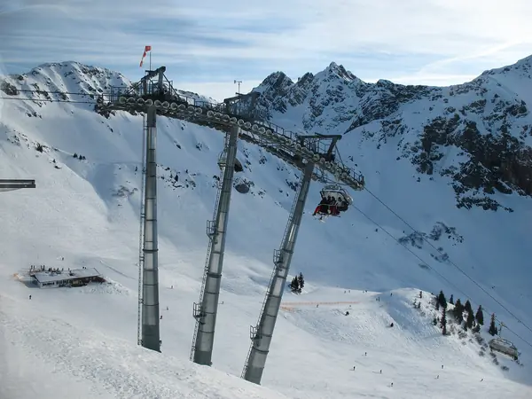 Pylônes du télésiège Zwerenalpe vus du restaurant panoramique de la Kanzelwand, décembre 2007