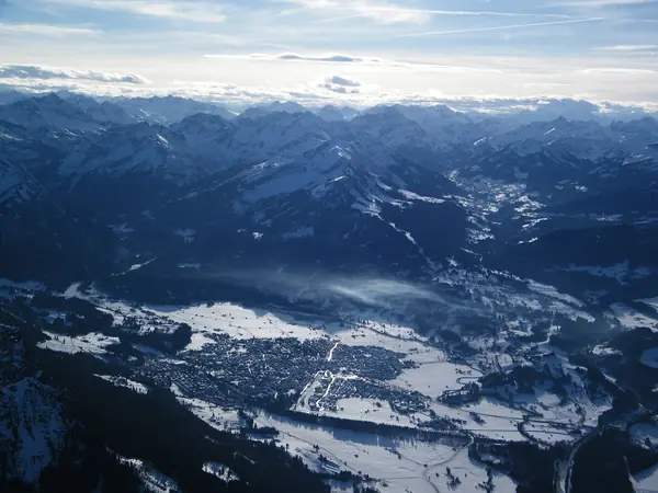 Oberstdorf et la vallée enneigée vus d'en haut, janvier 2011