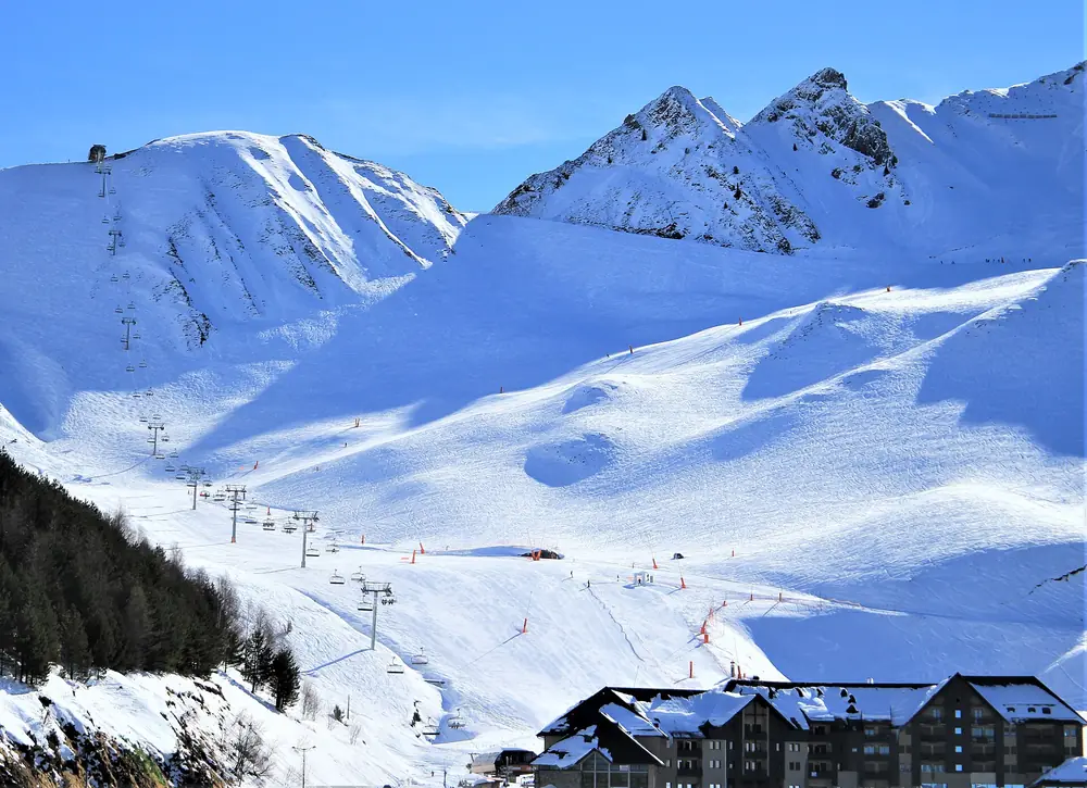 Télésiège et pistes au-dessus de Peyresourde, Peyragudes, février 2019
