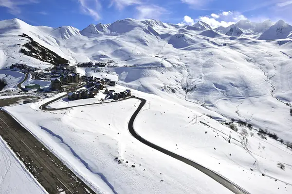 Vue d'ensemble de Peyresourde-Balestas, versant Hautes-Pyrénées de Peyragudes, sous la neige, février 2014