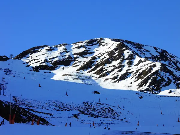 Pistes balisées et montagne enneigée aux Agudes, décembre 2015
