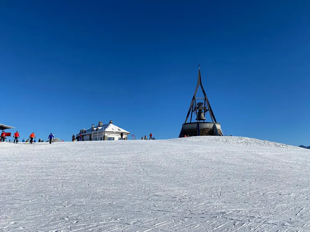 Sommet du Plan de Corones sous la neige avec la cloche Concordia 2000, décembre 2022